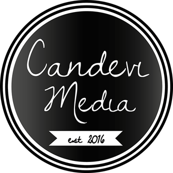 Candevi Medias logga. En svart logga med vit kursiv text. Formen är rund.